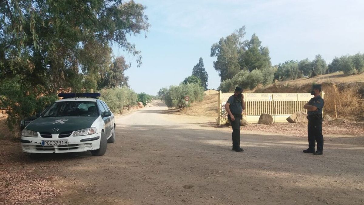 Continúan los trabajos en la balsa de lodo de Villanueva de la Reina para rescatar al obrero sepultado Continúan los trabajos en la balsa de lodo de Villanueva de la Reina para rescatar al obrero sepultado