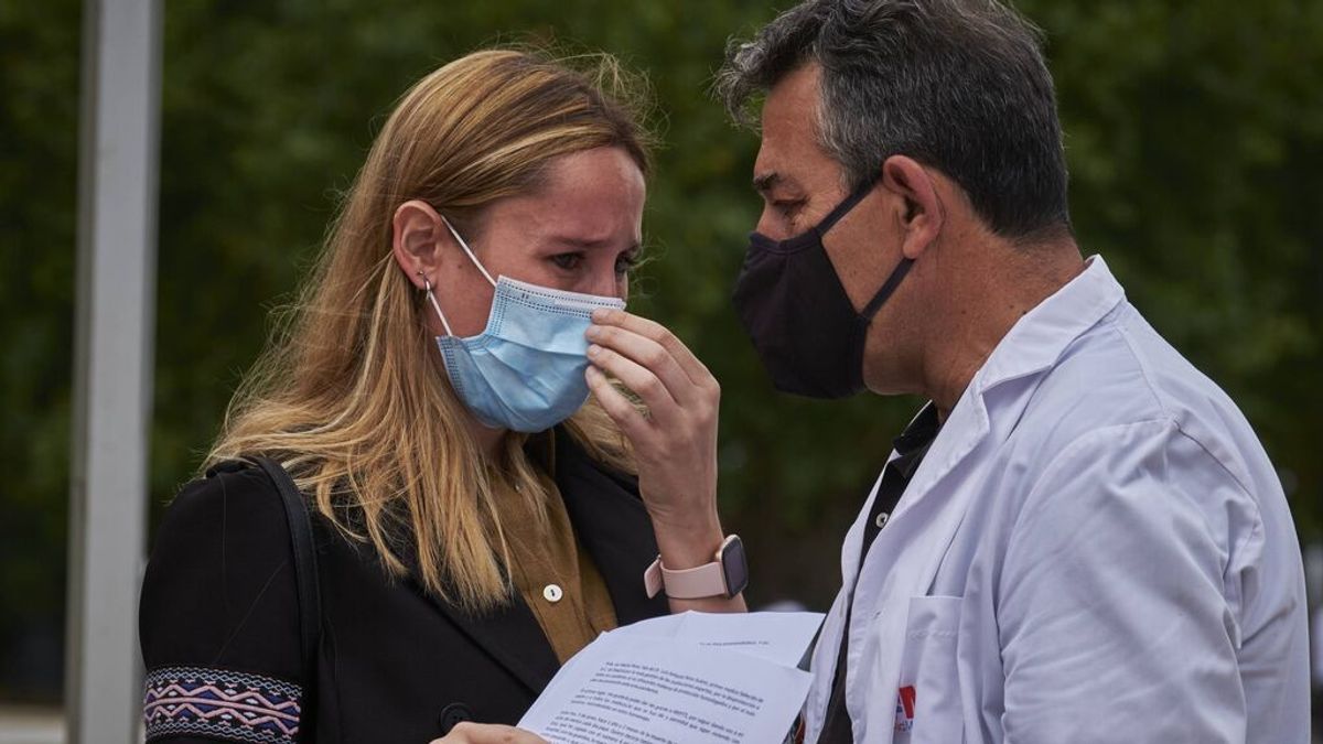 Las lágrimas de la hija del primer médico fallecido por covid: "Voy a ser tu voz y la de todos los que se han ido" Las lágrimas de la hija del primer médico fallecido por covid: "Voy a ser tu voz y la de todos los que se han ido"