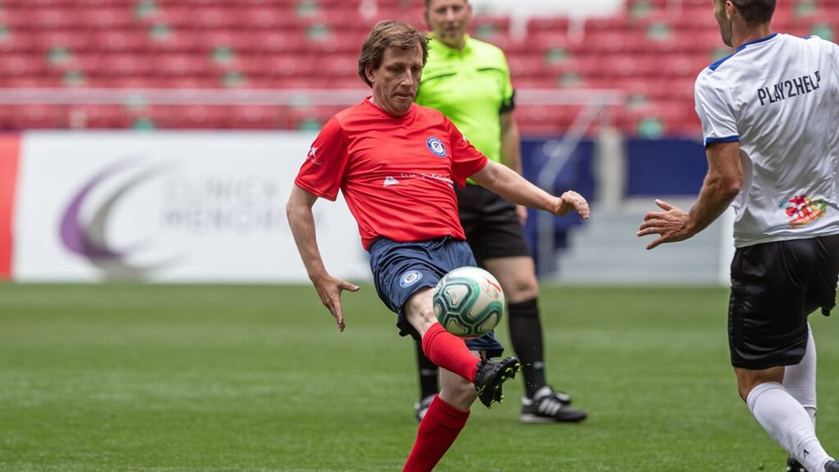 El golpeo magistral del alcalde de Madrid en un partido de fútbol contra el cáncer infantil El golpeo magistral del alcalde de Madrid en un partido de fútbol contra el cáncer infantil