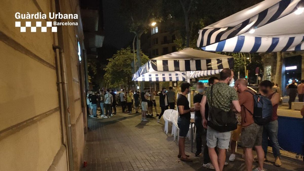 Desalojan a 185 personas de un local de Barcelona que triplicaba el aforo permitido Desalojan a 185 personas de un local de Barcelona que triplicaba el aforo permitido