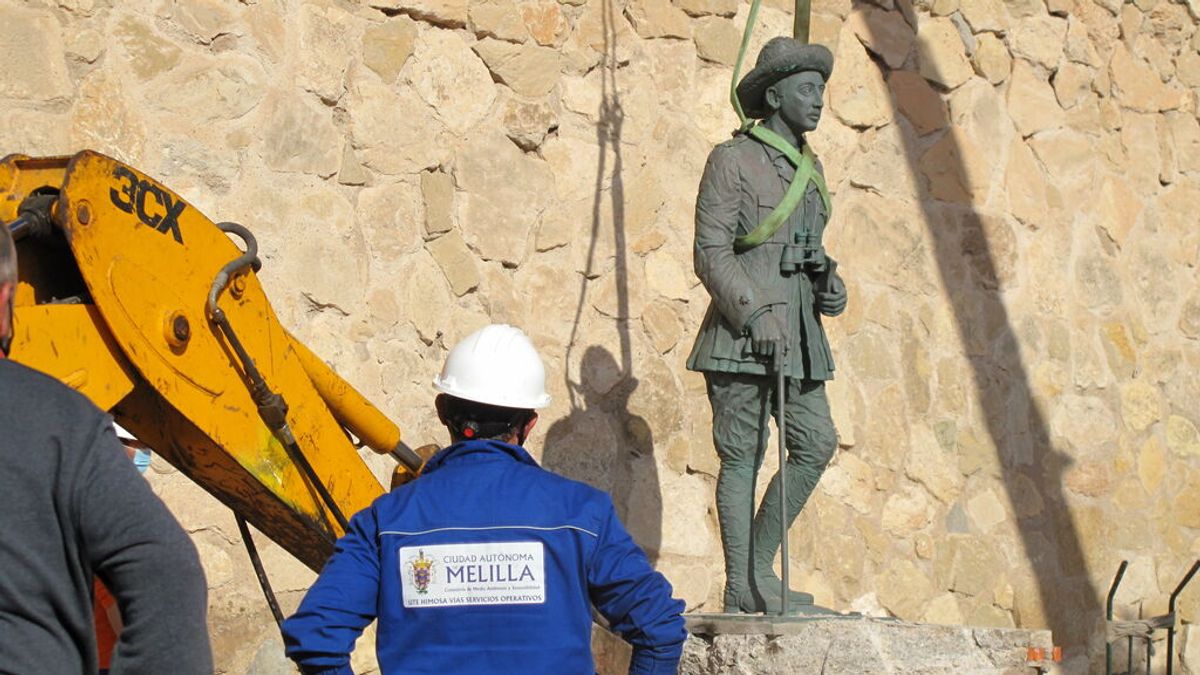 EuropaPress_3577170_grua_retira_estatua_franco_situada_frente_muiralla_melilla_vieja_melilla EuropaPress_3577170_grua_retira_estatua_franco_situada_frente_muiralla_melilla_vieja_melilla