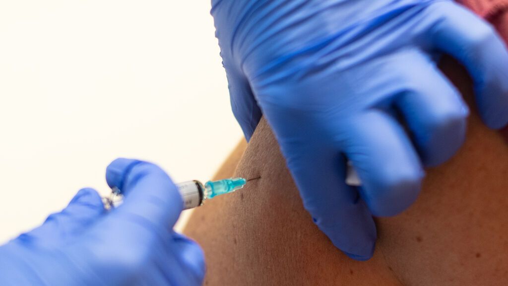 Tres comunidades autónomas se suman a la vacunación covid de los menores de 50 años
