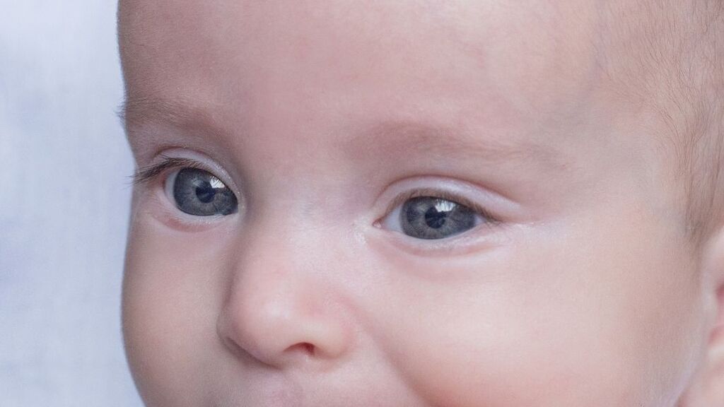 Los bebés con la piel clara tendrán más posibilidades de tener los ojos verdes o azules.
