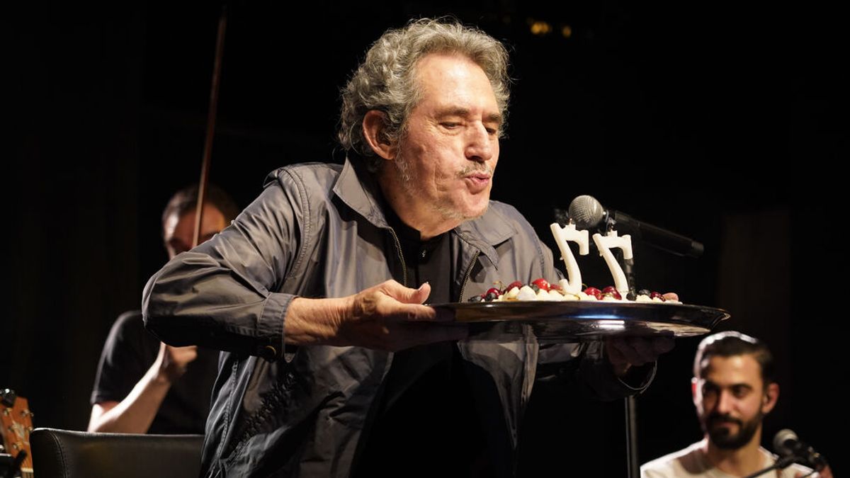 Miguel Ríos apaga las velas de su 77 cumpleaños. Miguel Ríos apaga las velas de su 77 cumpleaños.