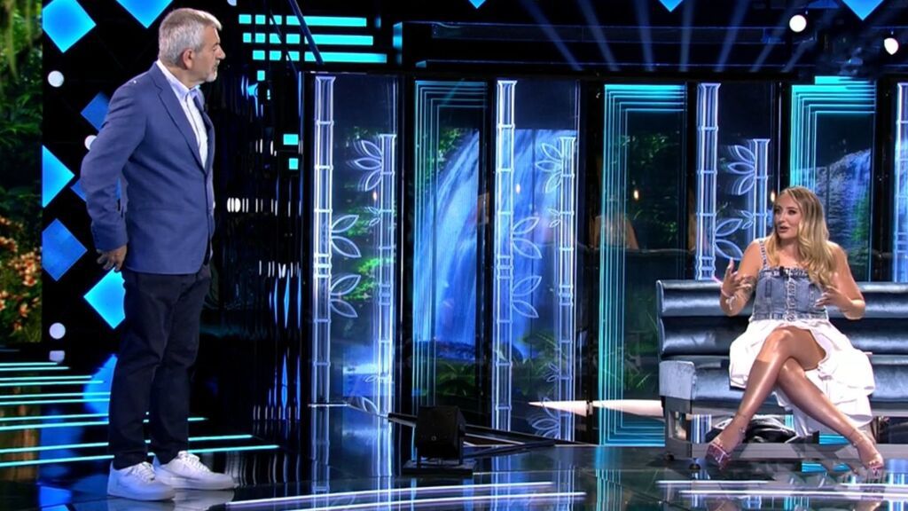 Carlos Sobera con Rocío Flores, en el plató de Supervivientes: Tierra de nadie