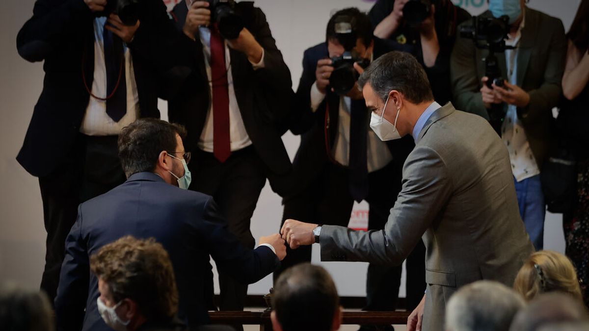 Sánchez, Aragonés y Junqueras escenifican el 'deshielo' en la semana de la foto de Colón Sánchez, Aragonés y Junqueras escenifican el 'deshielo' en la semana de la foto de Colón