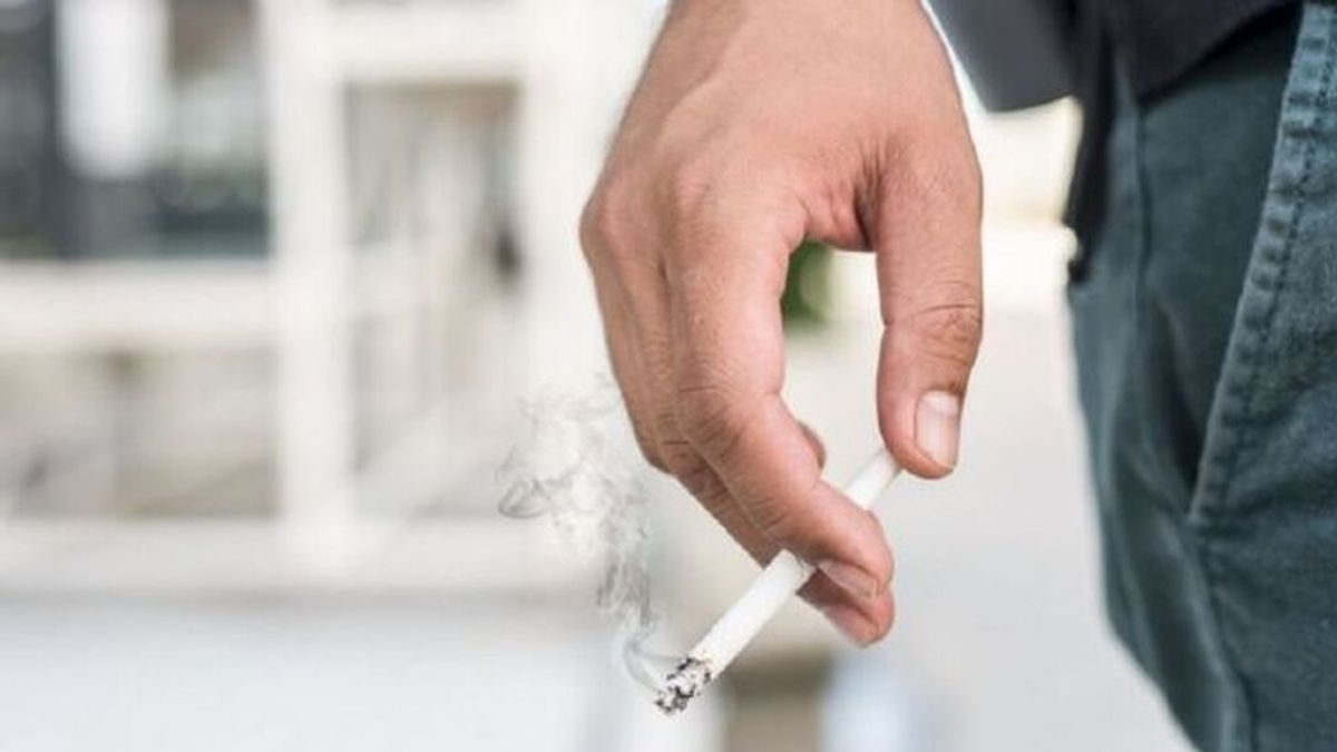 Estas son las siete claves para eliminar el olor a tabaco de tu ropa de la forma más rápida y desde casa.