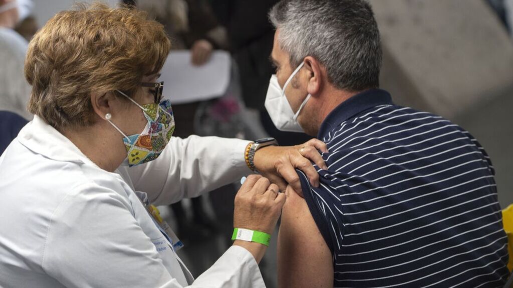 Juan (62), asintomático, pero positivo: “El bicho me ha pillado después de estar vacunado”