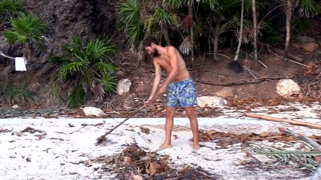 Alejandro barriendo la playa