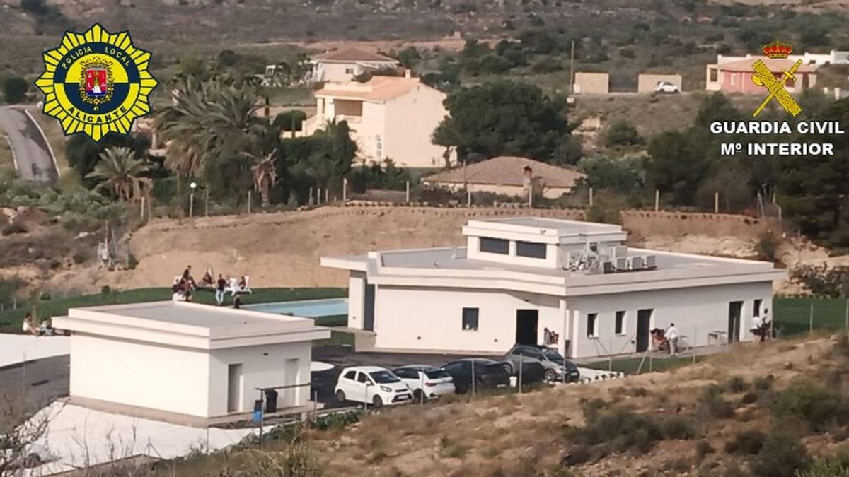 Desmantelan una fiesta ilegal con más de 100 personas en una chalé en Alicante Desmantelan una fiesta ilegal con más de 100 personas en una chalé en Alicante