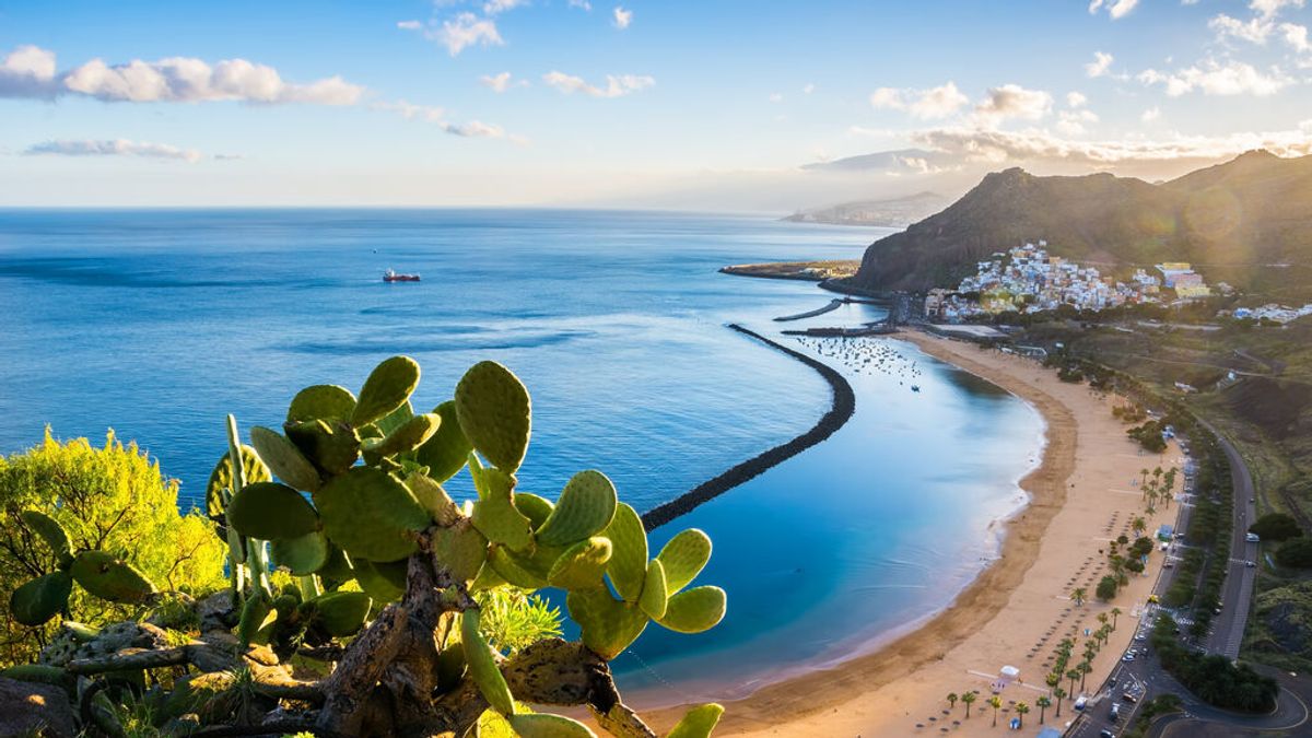 Cielos polvorientos y 15 ºC más de lo normal para estas fechas: el verano llega a Canarias