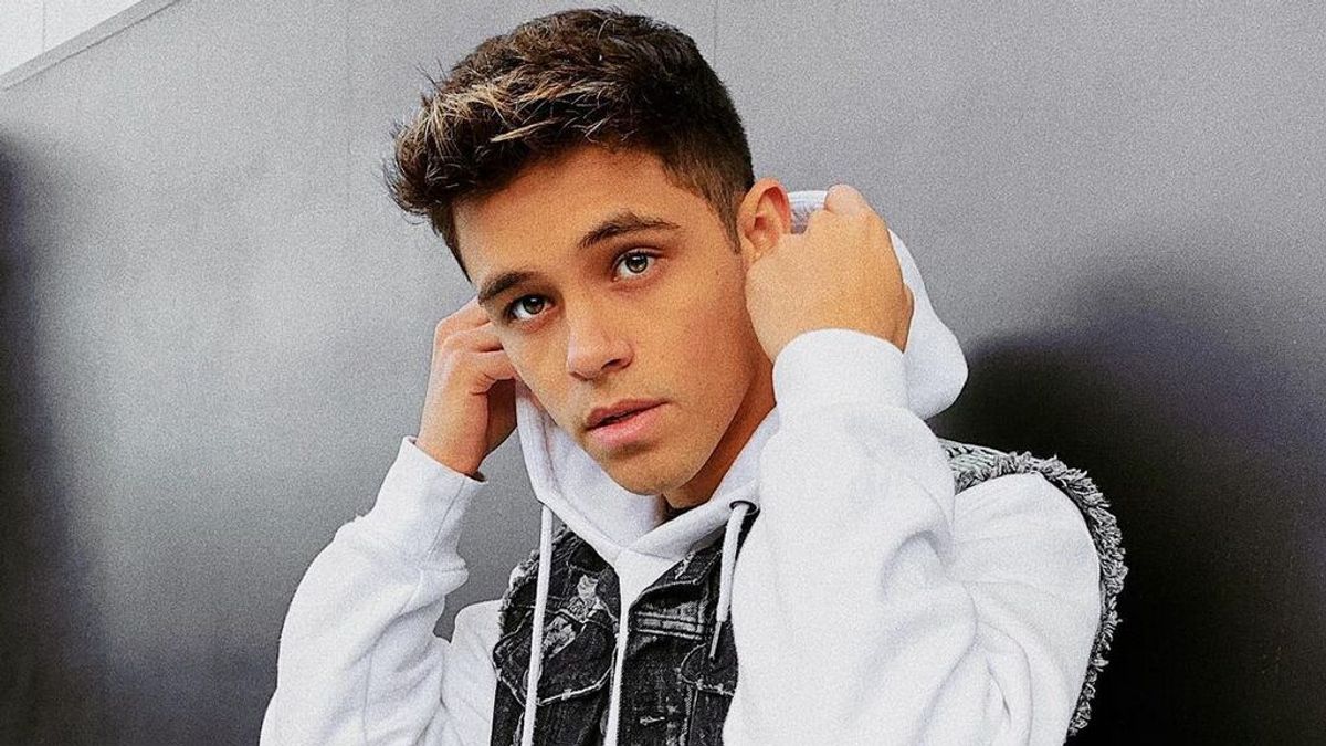 Familia de artistas, concursante de 'La Voz' y afincado en México: así es Alex Hoyer, el cantante con el que han pillado a Danna Paola