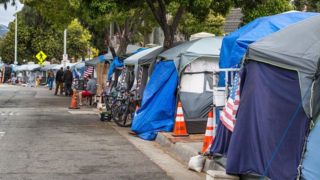 Cientos de miles de personas sin hogar buscan su sitio en Estados