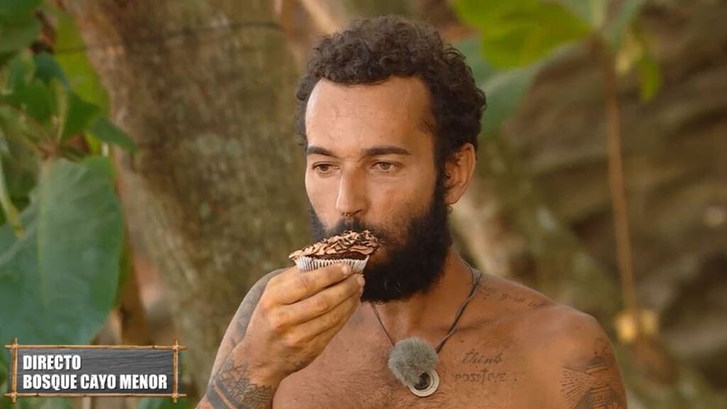 Omar Sánchez disfruta de un delicioso cupcake en la prueba de recompensa