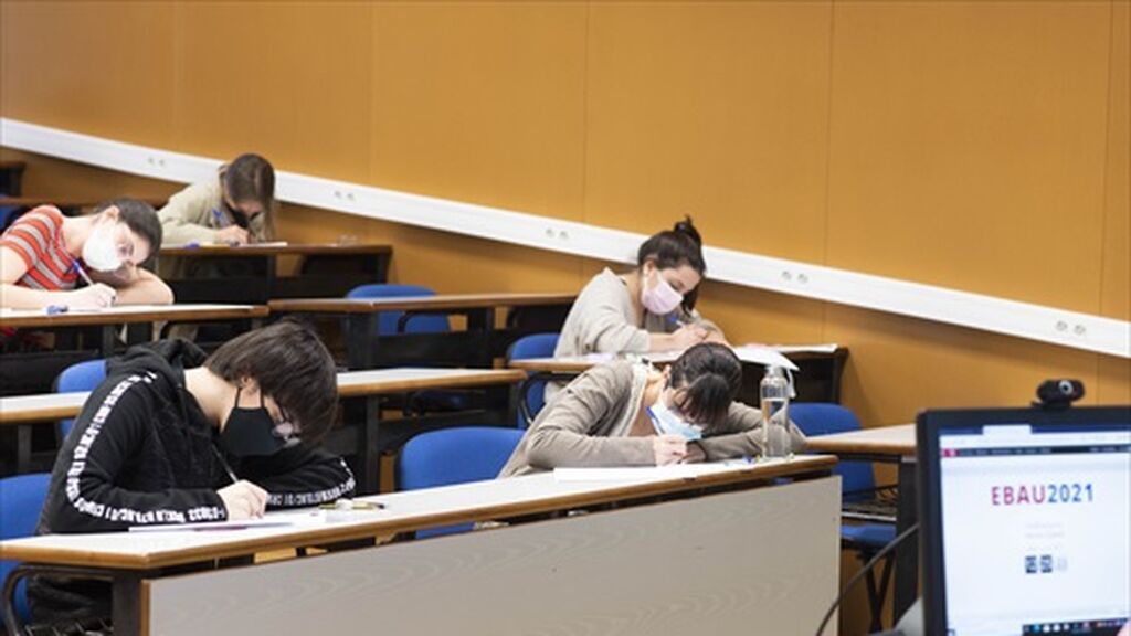 EuropaPress_3750924_Preview_alumnos_realizan_prueba_ebau_region_murcia