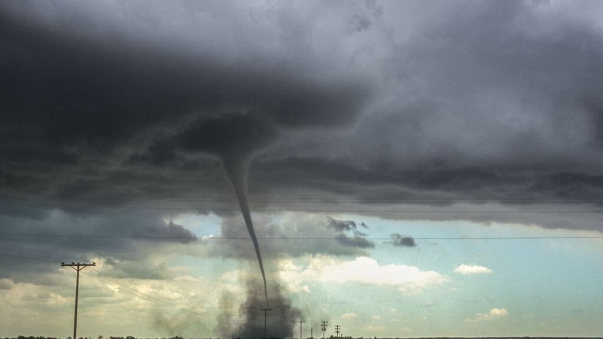 Graban un tornado en Colorado que hace saltar las sirenas y mata a ganado