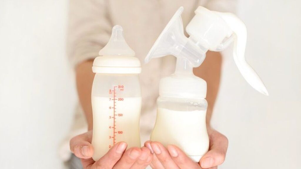 Esta es la leche que necesitarás extraer para una toma: la cantidad que dependerá del peso y de la edad del bebé.