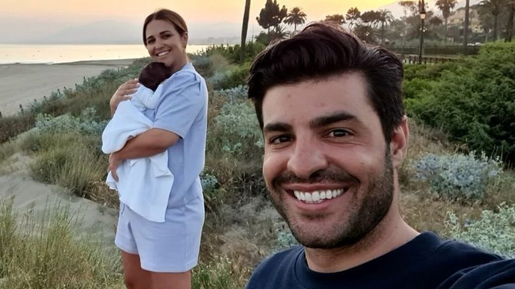 Paula Echevarría y Miguel Torres posan con el bebé y sus fans por fin le encuentran parecido: "Es un calco"