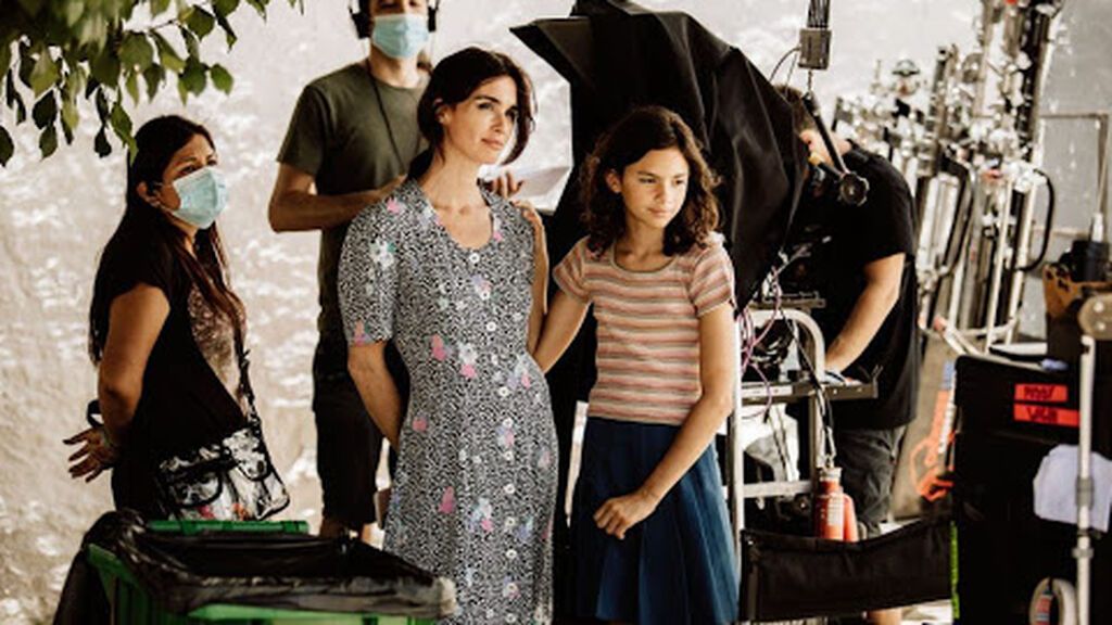 Paz Vega y su hija, durante el rodaje de 'La casa del caracol'