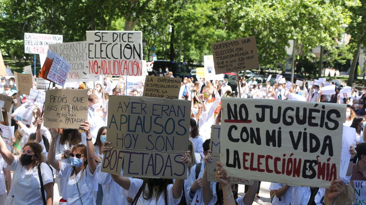Cientos de aspirantes a MIR vuelven a manifestarse contra la adjudicación de plazas Cientos de aspirantes a MIR vuelven a manifestarse contra la adjudicación de plazas