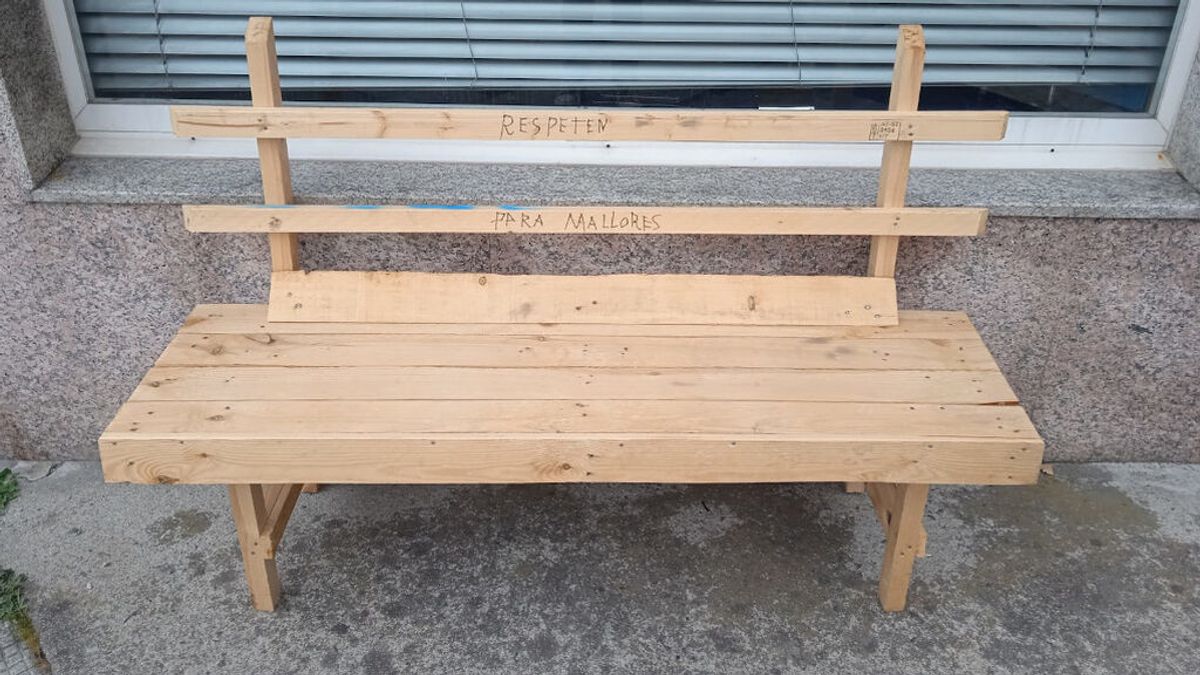 Un jubilado gallego coloca un banco en la calle para que su mujer, enferma, pueda descansar durante sus paseos Un jubilado gallego coloca un banco en la calle para que su mujer, enferma, pueda descansar durante sus paseos