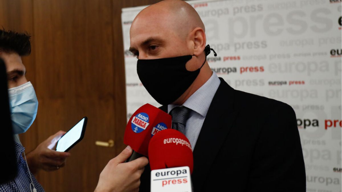 Luis Rubiales, sobre la vacunación de la selección española: "Hemos actuado con enorme responsabilidad" Luis Rubiales, sobre la vacunación de la selección española: "Hemos actuado con enorme responsabilidad"