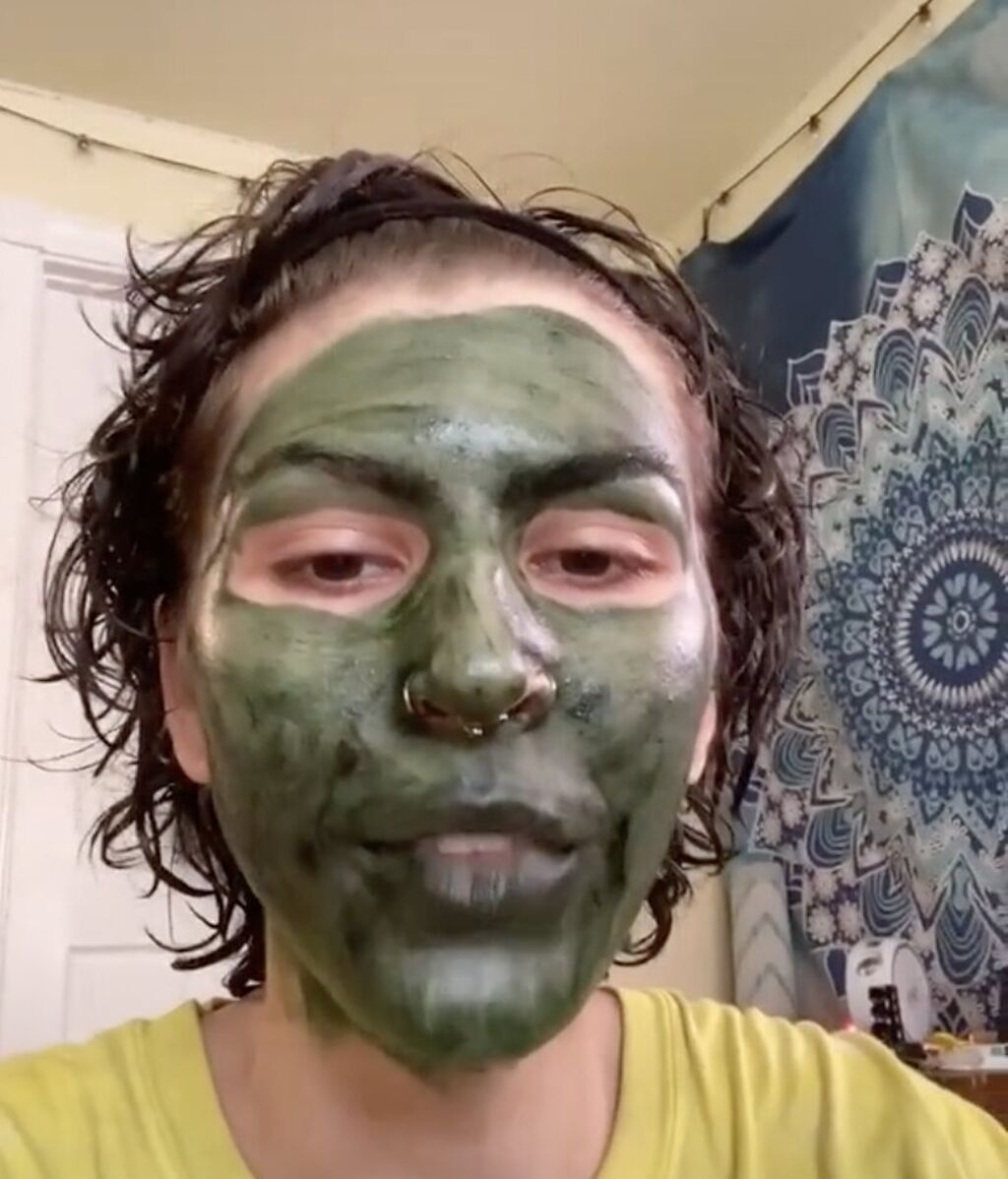 Toka con la mascarilla verde