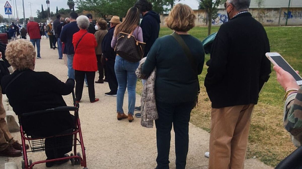 Utilizan las colas de la vacunación para vender productos ‘milagro’: "Estoy pagando una cama que me da dolores" Utilizan las colas de la vacunación para vender productos ‘milagro’: "Estoy pagando una cama que me da dolores"