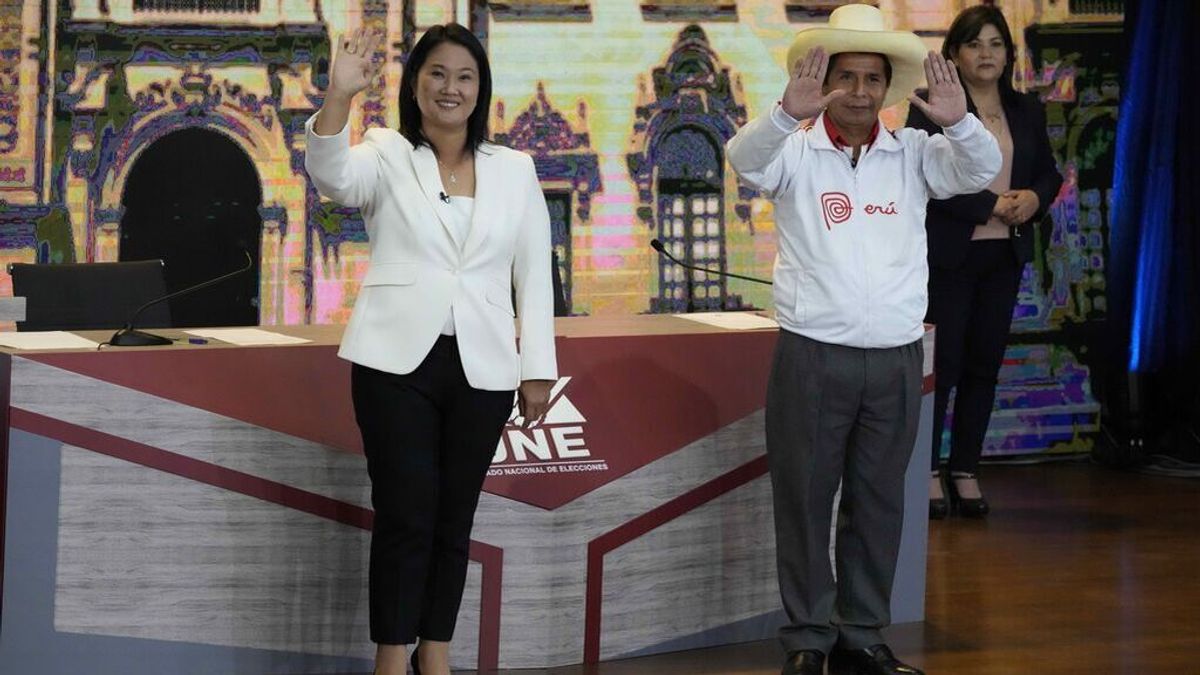 Castillo mantiene una ventaja mínima sobre Fujimori en el lento recuento en Perú