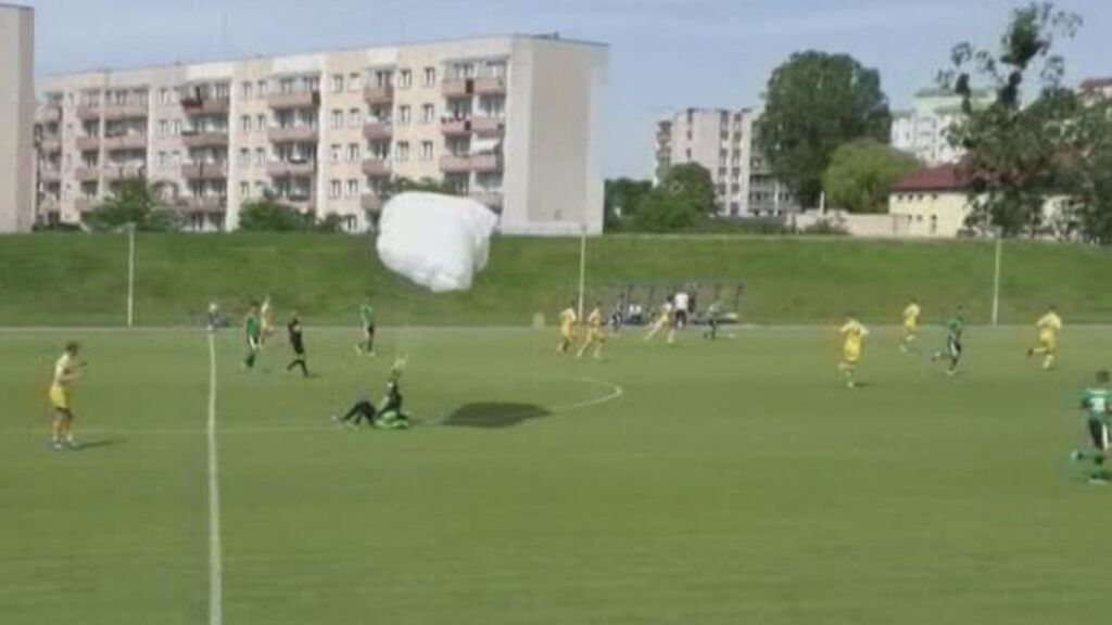 Un paracaidista aterriza en un campo de fútbol polaco