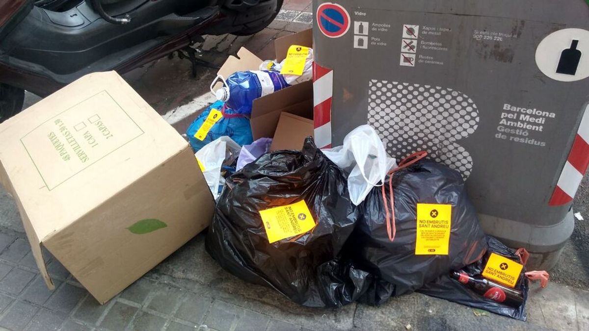 La recogida de basura puerta a puerta no funciona en Barcelona: "Nos despertamos con las calles llenas" La recogida de basura puerta a puerta no funciona en Barcelona: "Nos despertamos con las calles llenas"