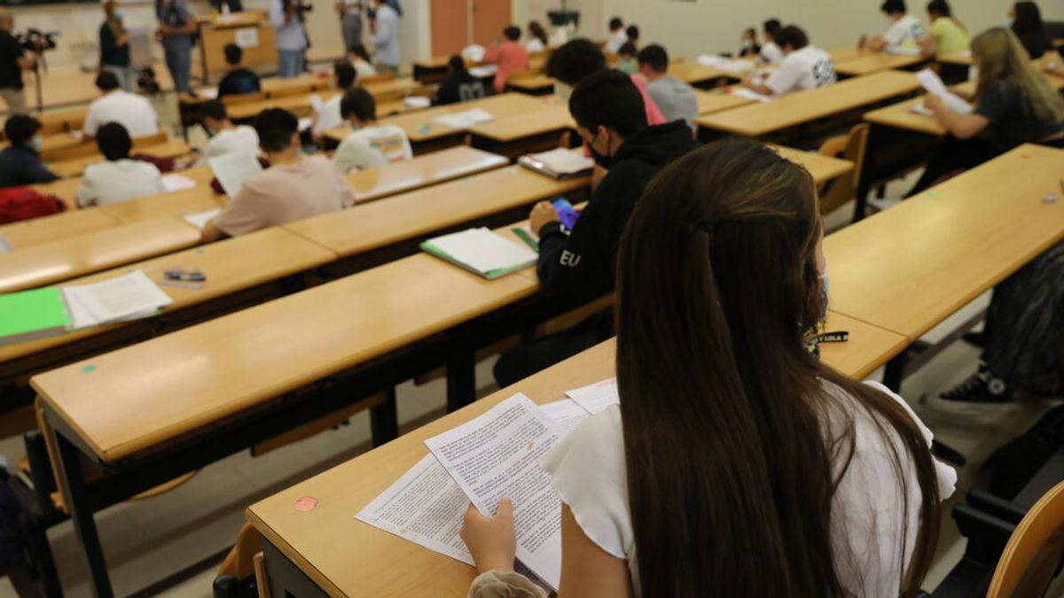 Indignación por el examen de Matemáticas II de la EVAU en Madrid: "Todos llorando" Indignación por el examen de Matemáticas II de la EVAU en Madrid: "Todos llorando"