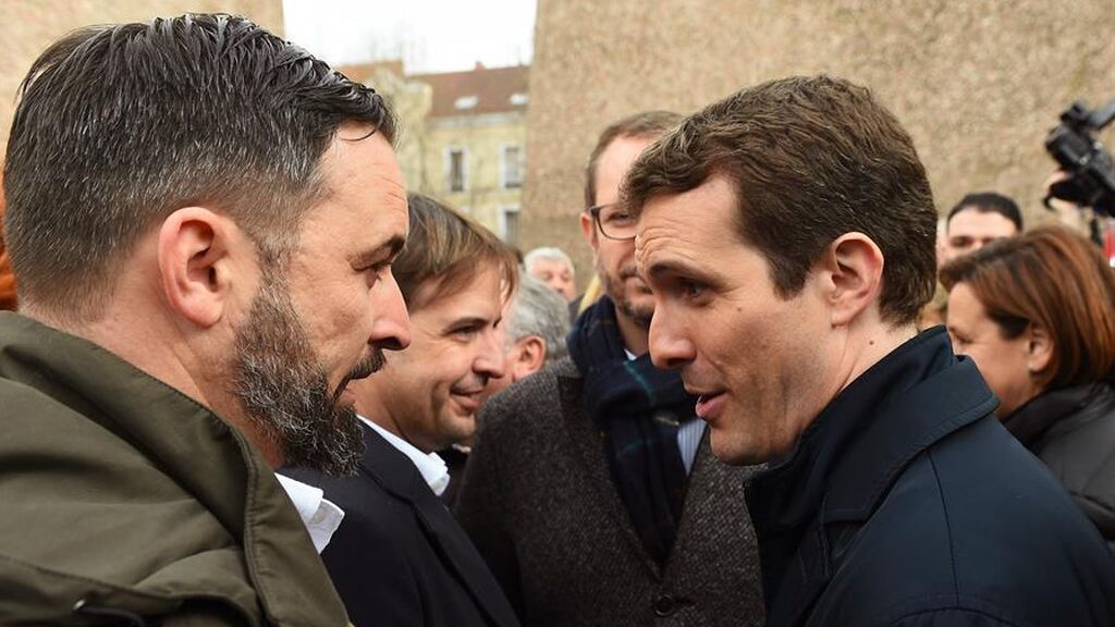 Pablo Casado y Santiago Abascal charlan en la manifestación de Colón de 2019