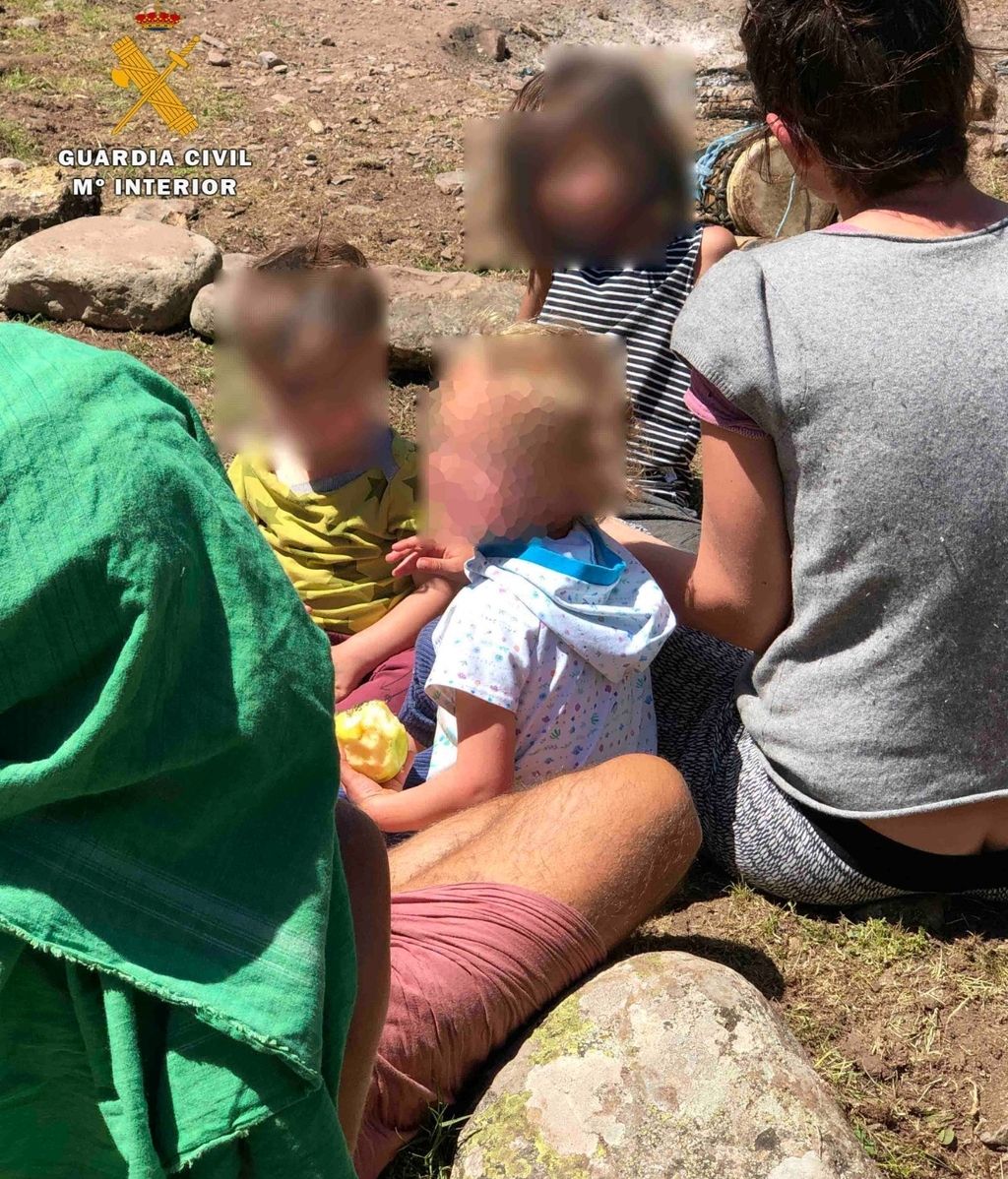 Así vive la Familia Arcoiris, la comunidad hippie de La Rioja