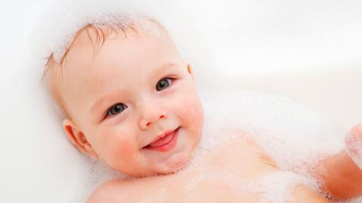 Esta es la mejor postura para bañar a un bebé recién nacido de forma segura y cómoda: la importancia de hacerlo correctamente.