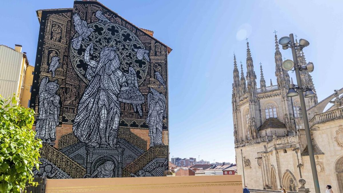Los artistas urbanos MonkeyBird pintan un mural frente a la Catedral de Burgos por su VIII Centenario Los artistas urbanos MonkeyBird pintan un mural frente a la Catedral de Burgos por su VIII Centenario