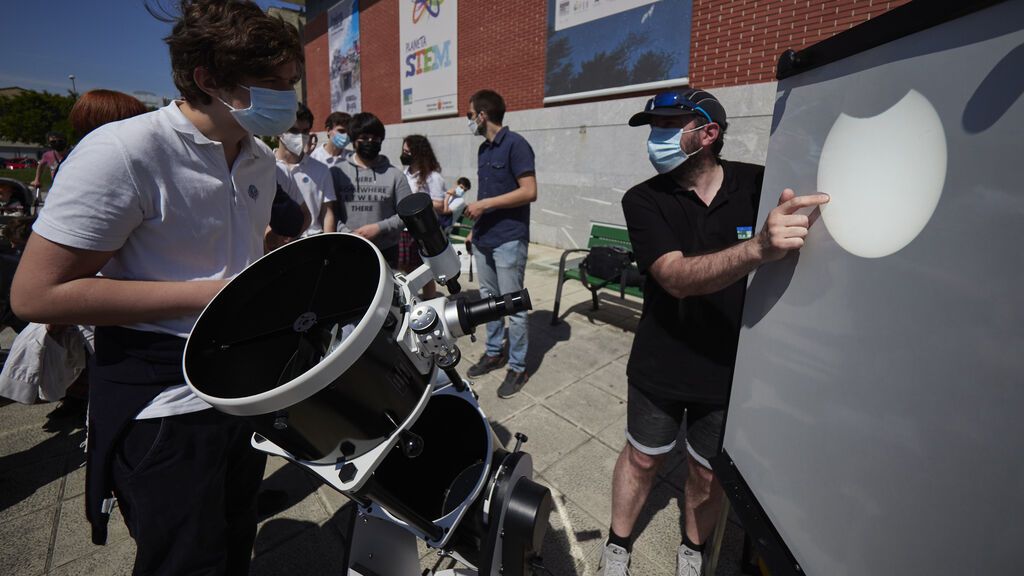 EuropaPress_3771470_proyeccion_muestra_eclipse_solar_jueves_explanada_planetario_pamplona_10