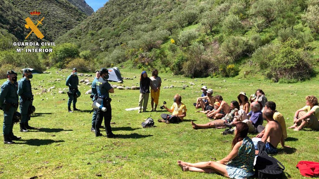 Los agentes irrumpen en el campamento de la comuna "familia Arcoíris".