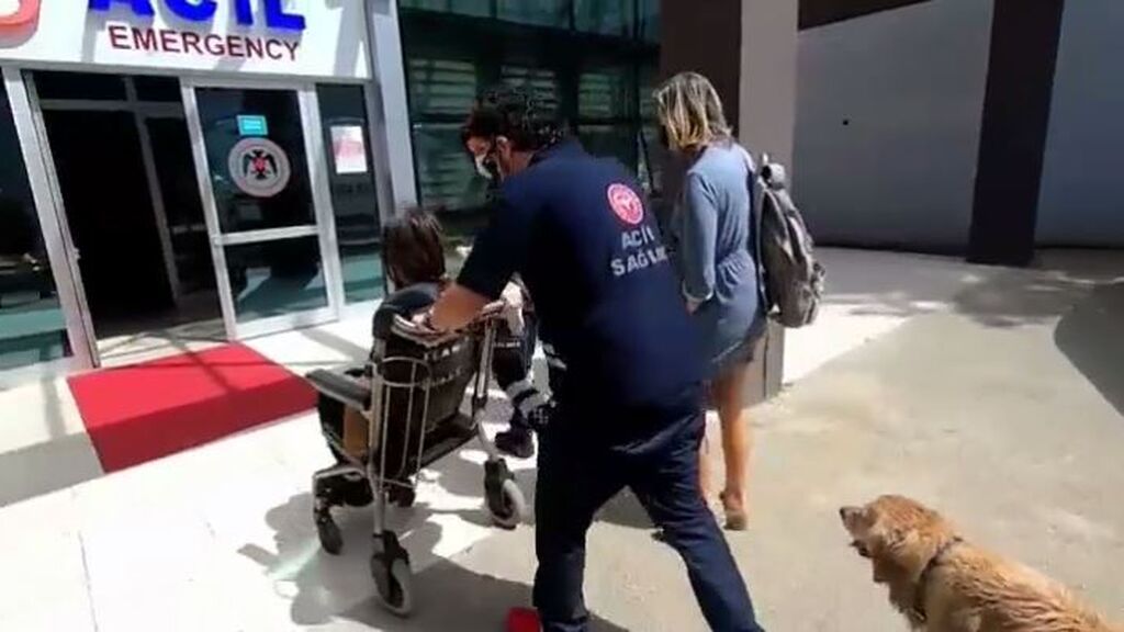 El perro, acompañando a su dueña y esperándola en el hospital tras perseguir su ambulancia