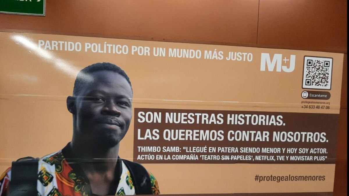 Nuevo cartel sustituye al de Vox: De protege Madrid a la historia de Thimbo, de llegar en patera a ser actor