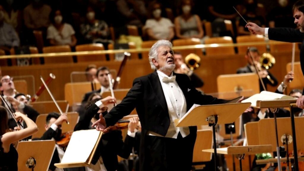 Plácido Domingo recibido entre gritos de "eres el mejor" en su vuelta a Madrid tras su escándalo sexual