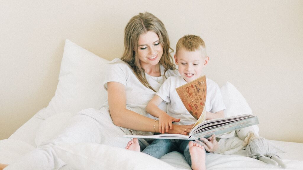 MADRE-HIJO-LEYENDO-PEXELS