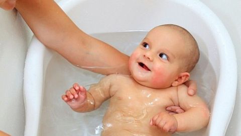 Dar agua a un bebé recién nacido: ¿es peligroso? - Divinity