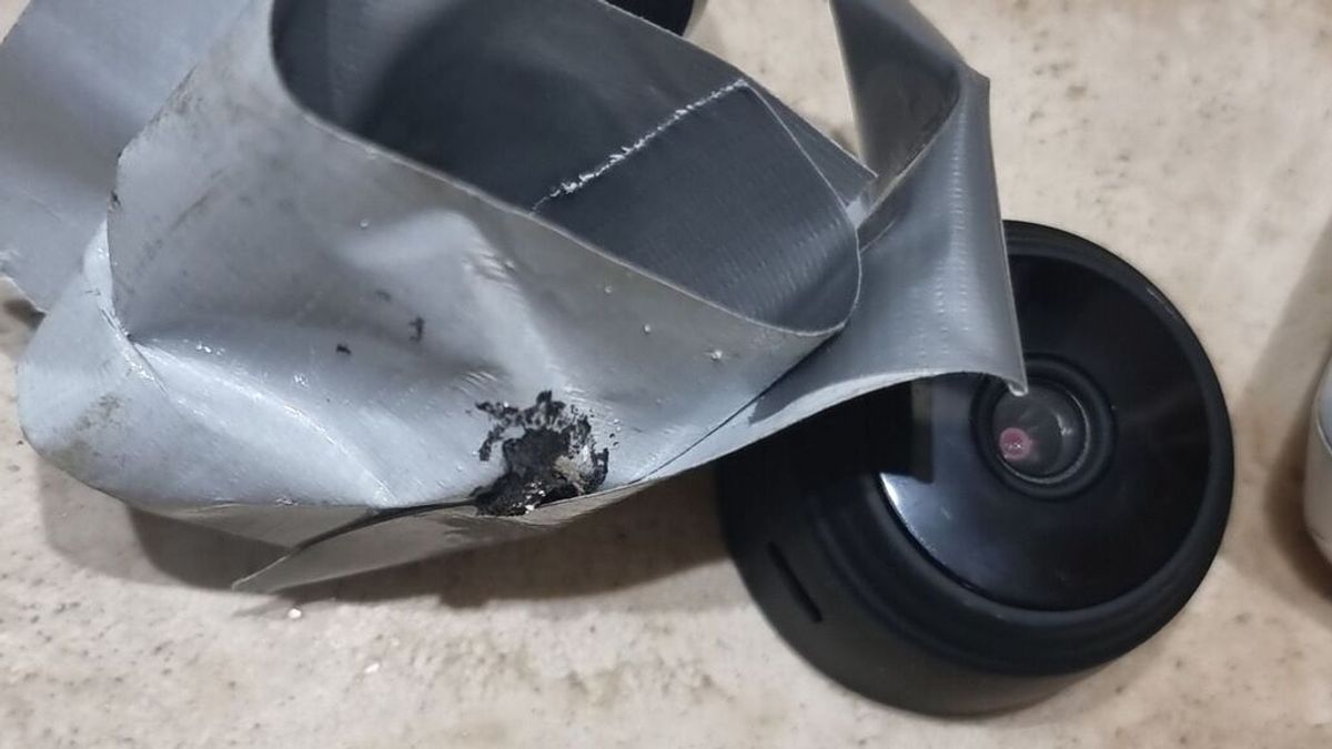 Detienen a un hombre por colocar una mini cámara espía en el cuarto de baño de su ex pareja en Alicante Detienen a un hombre por colocar una mini cámara espía en el cuarto de baño de su ex pareja en Alicante
