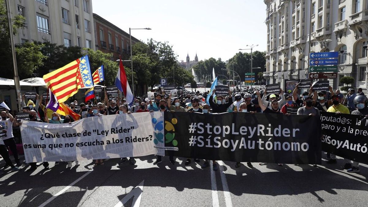 Los 'riders' protestan contra su ley en el Congreso y piden la dimisión de Yolanda Díaz Los 'riders' protestan contra su ley en el Congreso y piden la dimisión de Yolanda Díaz