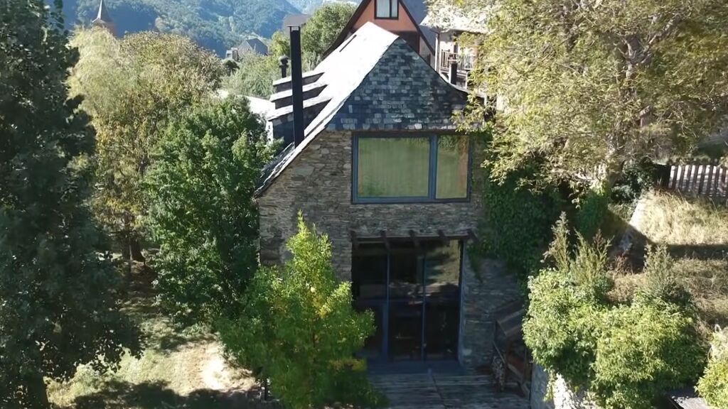 Cuesta 2,9 millones de euros y la decoró el propio Pau Donés: la casa del Valle de Arán donde pasó sus últimos días