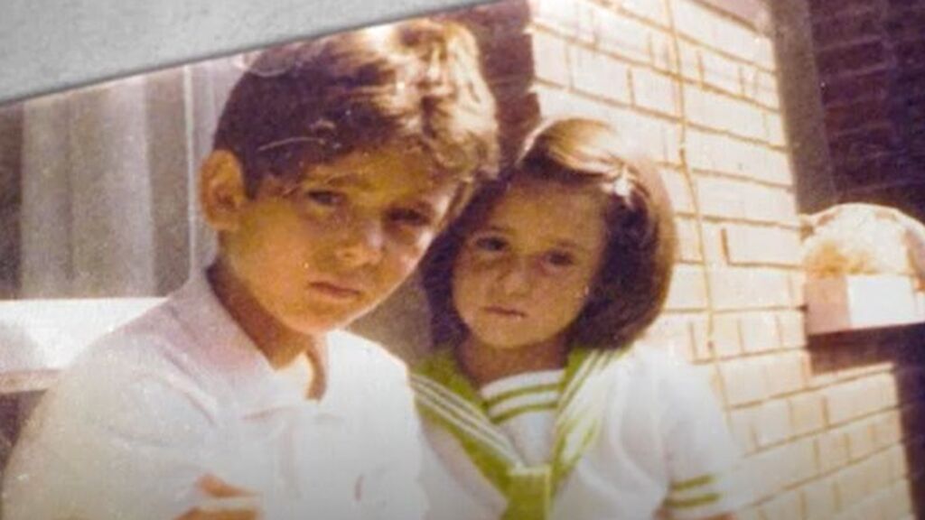 Ayuso, con su hermano cuando eran niños