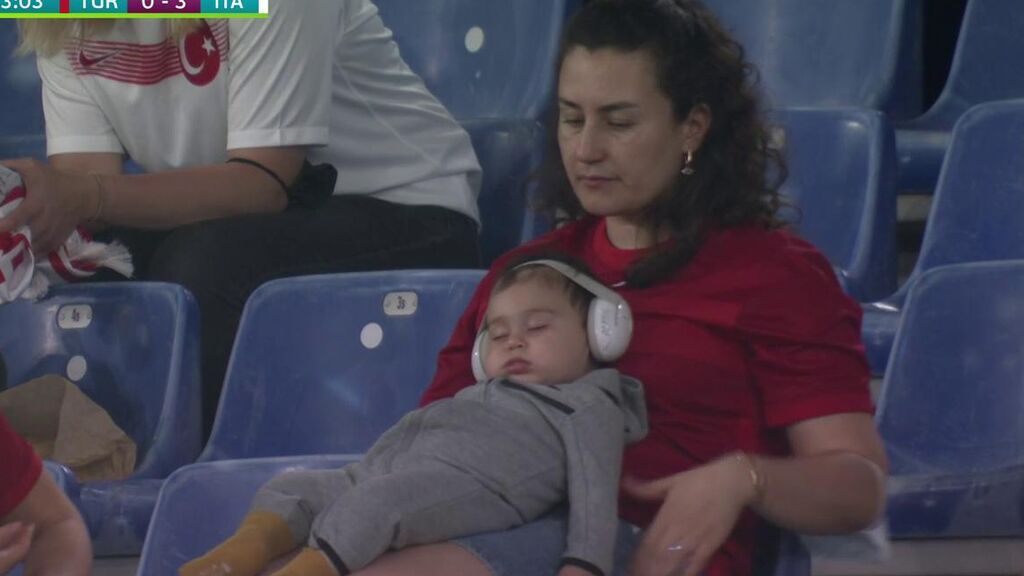 Un bebé se queda dormido tras el baño de Italia a Turquía en el partido inaugural de la Eurocopa