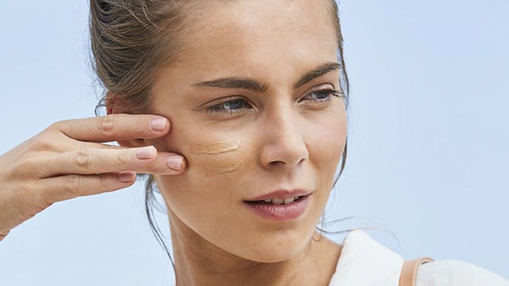 Protección solar con color: el cosmético imprescindible mientras consigues broncearte