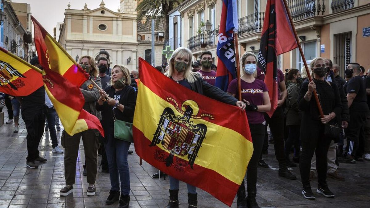 Multan con 4.000 euros a dos mujeres por enaltecimiento del franquismo en una marcha en Valencia